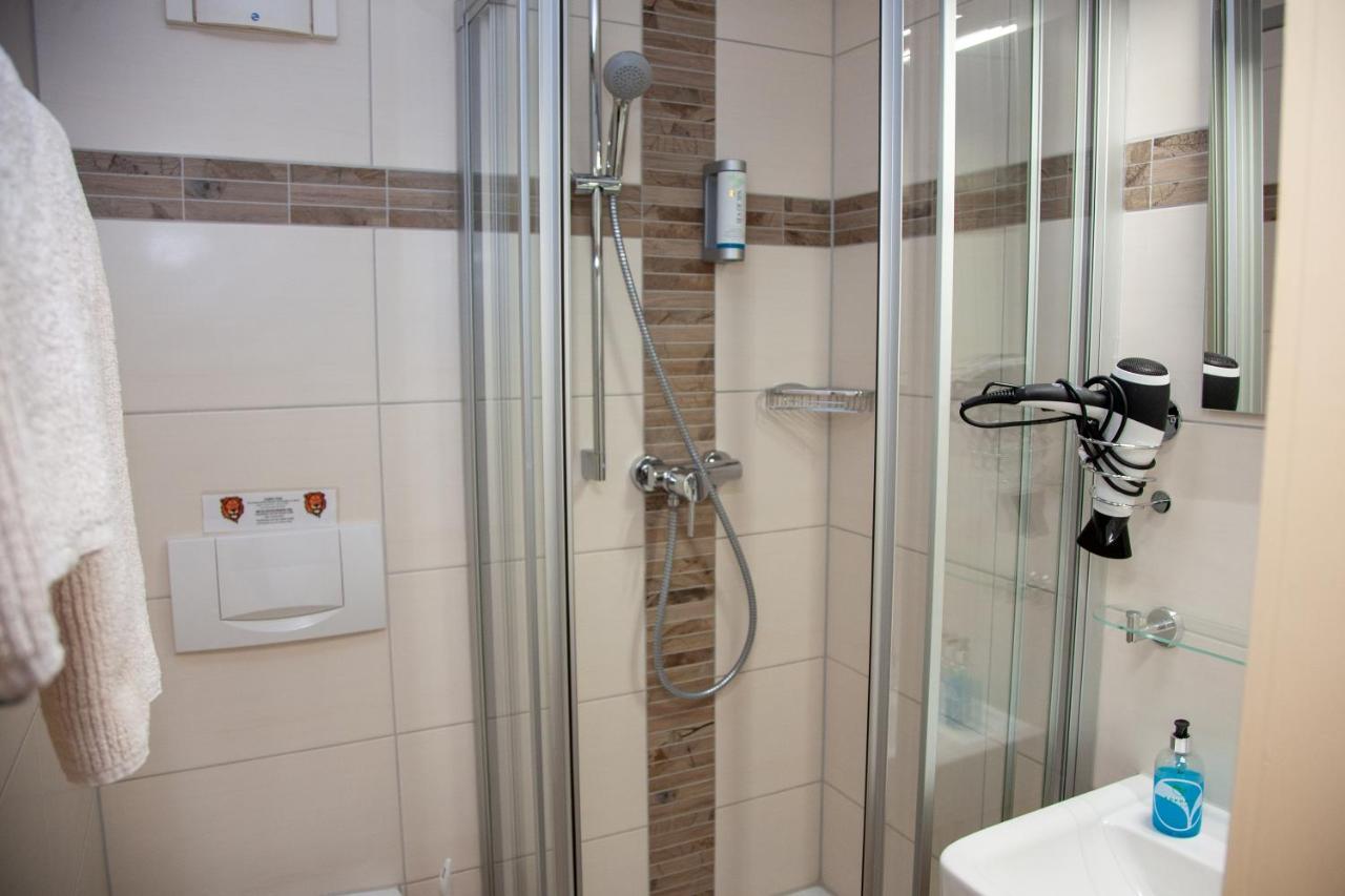 Seehotel Zum Loewen Strasen Екстериор снимка