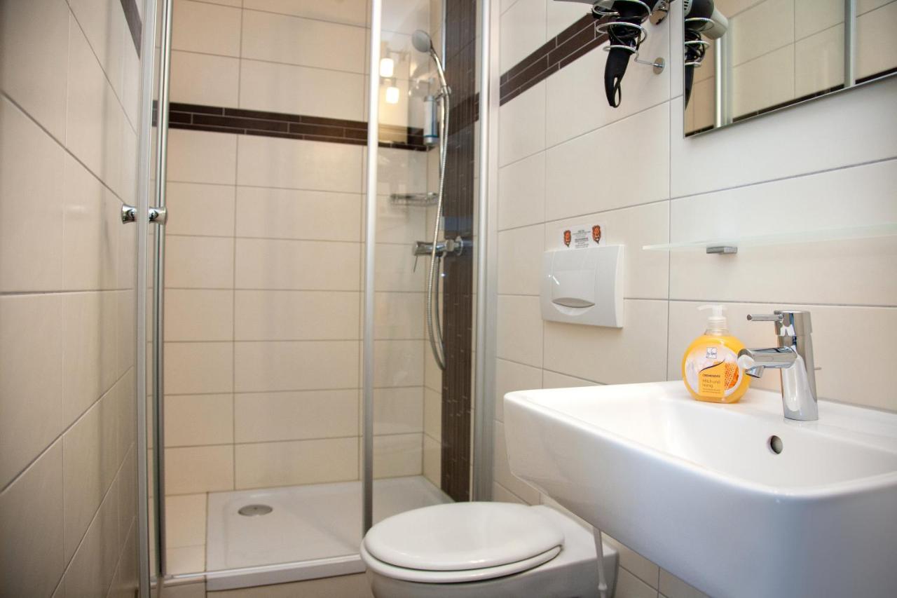 Seehotel Zum Loewen Strasen Екстериор снимка